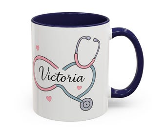 Taza personalizada para enfermera: Taza de cerámica con estetoscopio y nombre personalizado.