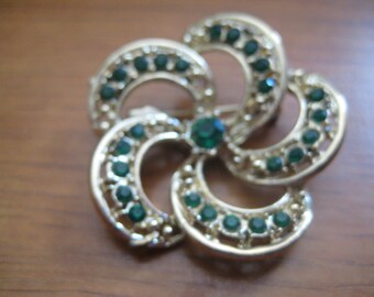 60s Goldtone Pinwheel Pin with Emerald or Green Rhinestones