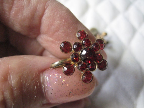 Dime Store Flower Shaped Goldtone Screwback Earri… - image 3