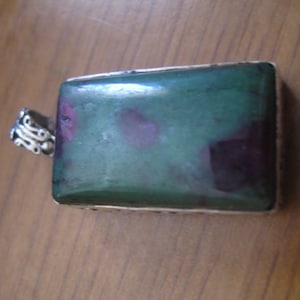 Rubi em Pedra Retangular Zoisite em Configuração de Filigrana de Prata de Lei