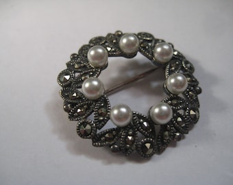 Sterling Marcasite and Pearl Wreath shaped Pin 925 THAILAND