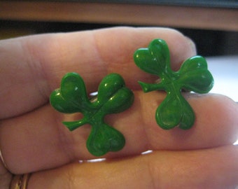 40s  Vintage Screwback Plastic 3 Leaf Clover Earrings