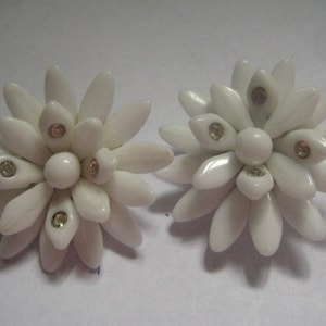 Western Germany Milk Glass y Rhinestones Clip On Pendientes