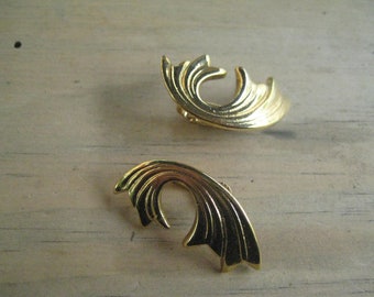 Clip On Earrings in Swirl Pattern in Gold tone Metal