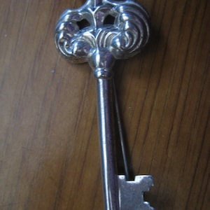 Vintage Sterling Victorian Looking Skeleton Key Pin Marked