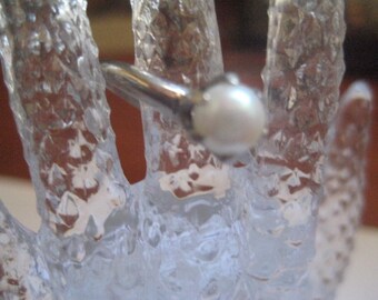 PSCo 10KT White Gold and Pearl Size 7 1/2 Solitaire Ring