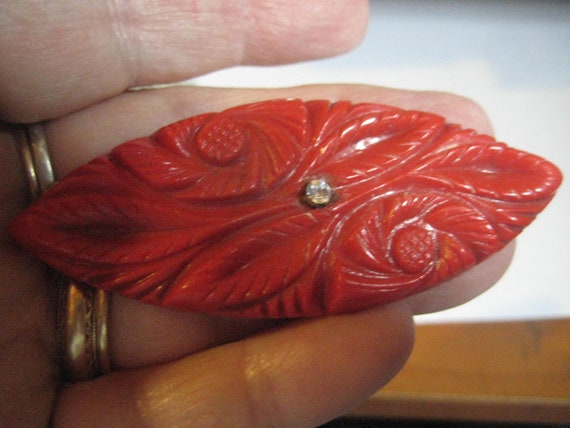 Vintage 30s or 40s Carved Red Bakelite or Catalin… - image 1