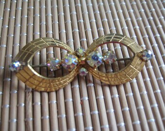 Mid Century Crystal AB and Gold Tone Metal Pin Like a Pair of Cat Eye Glasses