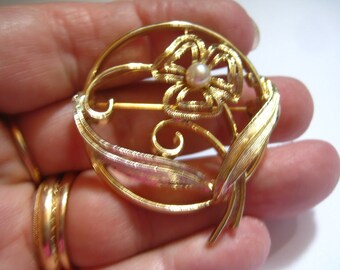 Vintage Signed Coventry Gold Tone Circle with Flower Center and Pearl Accents Mint Condition