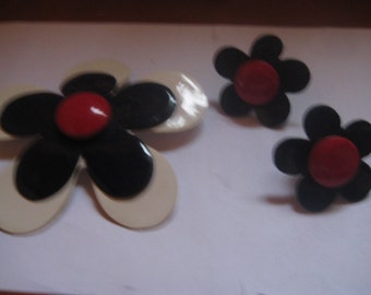 Harvey Avedon Vintage 60s Leather Flower Pin in Red White Blue and Matchin Cuff Links in Blue and Red Patent Number2920363  Harved Avedon