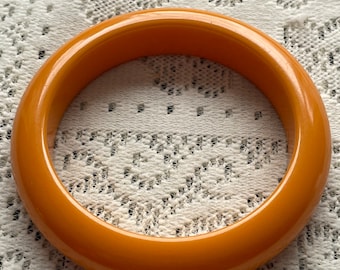 Butterscotch Bakelite Bangle Bracelet 1/2”wide 3 3/8” in diameter