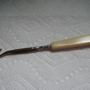 Vintage 20er oder 30er Jahre Elfenbeinfarbenes Celluloid? Knopf Haken