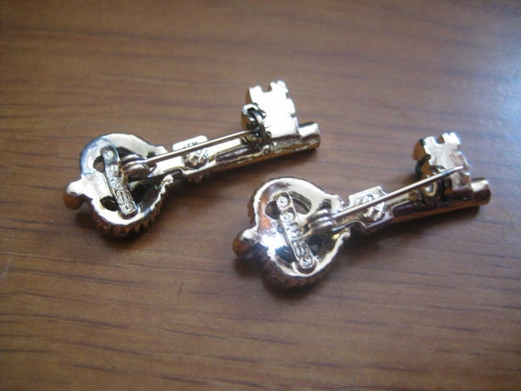 Set of 2 Goldtone GERRYS Pin in Shape of Keys - image 2