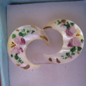 Flores victorianas pintadas a mano en nácar Crescent Moon Screw Back Pendientes