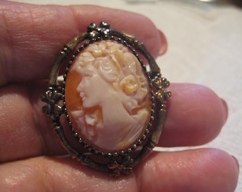STERLING CA CO Left Facing Hand Carved Shell Floral Filigree Frame in Sterling Vermail Master Carver Pen/_Pendant