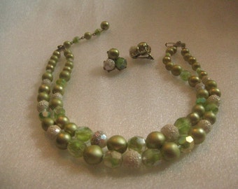RICHELIEU Demi Parure of Beaded Choker and Clip On Earrings in Shades of Green  with Sugar Beads