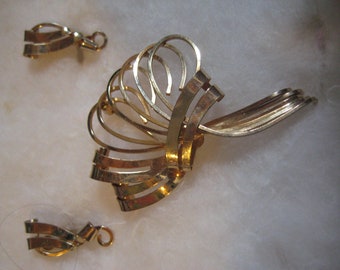 DCE 14K GF Swirly Pin and Screw Back Earrings in Mint Condition  Marked on all Pieces