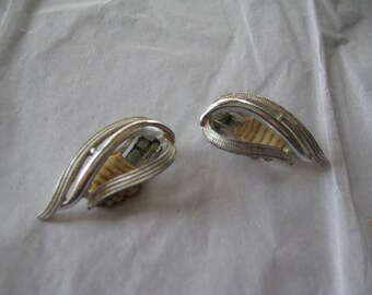 Sarah Coventry STUNNING Clip On Earrings in Silver Tone Metal Swirled Openwork Design