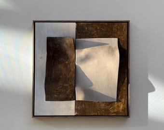 Arte mural de arcilla hecho a mano: escultura geométrica abstracta texturizada.