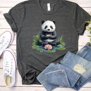 T-shirt yoga panda, méditation, T-shirt unisexe à col en V, haut de sport, cadeau pour amoureux des animaux, vêtements de yoga, t-shirt panda mignon, vêtements de méditation