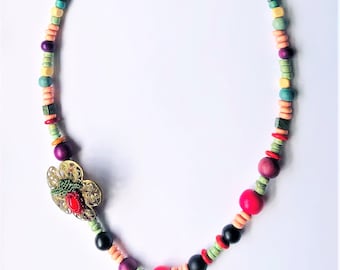 Collar vintage de madera con cuentas y broche floral, diseño de cuentas de lentejas coloridas.