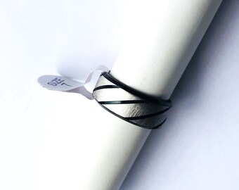 Anillo vintage de banda en tono plateado, diseño de rayas negras, talla 7