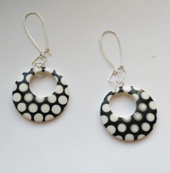 Classy Vintage Pierced Polka Dot Hoop Earrings Bl… - image 3