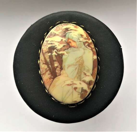 Cameo Oval Pendant/or Brooch, Victorian Winter Lady Four Seasons Alphonse Mucha Golden Brass Filigree Frame View 4