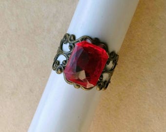 Anillo de filigrana de latón ajustable con pedrería Anillo gótico vintage Anillo de pedrería rectangular rojo Lindo regalo brillante para ella por cuentas encantadas