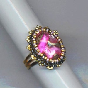 Vintage German Beadwoven Glass Adjustable Ring, Fuchsia Pink Rose Lilac Ring, Gold Plated Marbled Statement Ring, Fancy Ring, Gift for Her