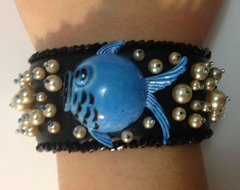 Pulsera de cuero de pescado azul Puño de pescado y perla Puño bordado para ella Pulsera de Piscis de pescado azul eléctrico de océano marino Vintage de enchantedbeas