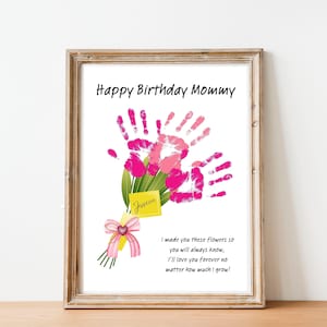 Feliz aniversário, mamãe, arte com impressão de mão, artesanato com buquê de flores faça você mesmo, presente de aniversário para mãe, cartão de aniversário feito à mão, artesanato com flores com impressão de mão