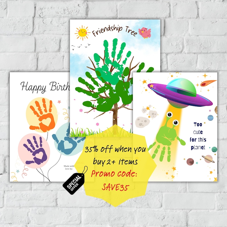 Op de afbeelding: Drie kleurrijke kunstprints met handafdrukontwerpen. E&eacute;n zegt "Happy Birth" met handafdrukballonnen. Een andere heeft een handafdrukboom en de woorden "Friendship Tree". De derde toont een alien met de tekst "Too cute for this planet".