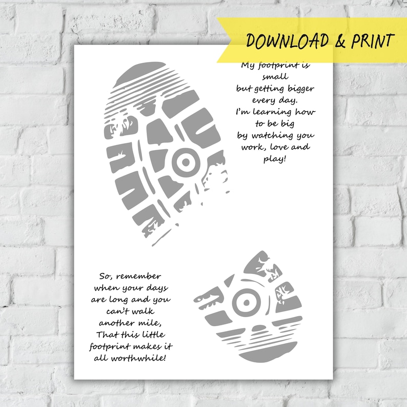 Op de afbeelding: Een witte print met twee grijze voetafdrukken en tekst. De tekst luidt: "Mijn voetafdruk is klein, maar wordt elke dag groter. Ik leer hoe ik groot kan worden door naar je te kijken werken, liefhebben en spelen!" en "Dus, onthoud wanneer je dagen lang zijn en je geen mijl meer kunt lopen, dat deze kleine voetafdruk het allemaal de moeite waard maakt!"
