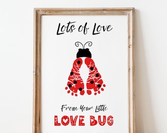 Könnte beinhalten: Gerahmter Druck mit einem Marienkäfer-Design aus roten Fußabdrücken. Der Marienkäfer hat schwarze Punkte und einen schwarzen Kopf mit Antennen. Der Text lautet "Lots of Love" und "From Your Little LOVE BUG" in Schwarz und Rot.