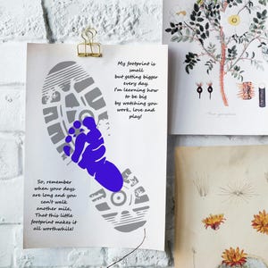 Op de afbeelding: Een print met een grijze schoenafdruk en een blauwe voetafdruk erin. De tekst luidt: "Mijn voetafdruk is klein maar wordt elke dag groter..." en "Dus, onthoud wanneer je dagen lang zijn..." De print wordt vastgehouden door een gouden clip.