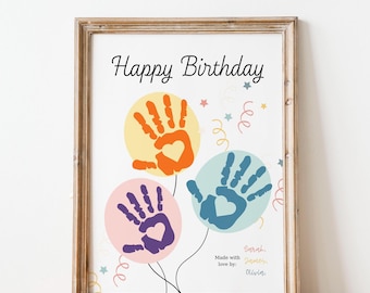 Può includere: Un biglietto di auguri di compleanno stampabile con un messaggio di buon compleanno e tre palloncini con impronte di mani in arancione, blu e viola. I palloncini hanno piccoli cuori al centro. Il biglietto dice "Made with love by: Sarah, James, Olivia."