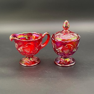 Vintage Rubinrotes schillerndes Sahne- und Zuckerset aus Glas mit Deckel, Beerenmuster, Karnevalsglas, 1960er Jahre