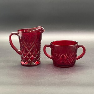 Antik Rubin Pressad Glaskanna och Sockerset Bohemisk 1890-1910 Djupröd Guld Rubin Glas