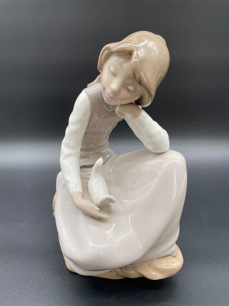 NAO by リヤドロ「鳩を抱く少女」手作り磁器人形、スペイン、1981年