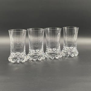 Vicke Lindstrand für Kosta, Set aus vier schweren Kristallbechern mit geformtem „Bubble Base“, Schweden 1955–1965