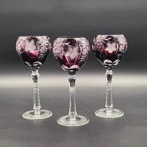Ensemble de trois gobelets en cristal de Bohême Imperial Ruby, taillés à la main, 1885-1910, qualité muséale.