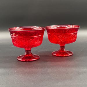 Paire de coupes en verre pressé rouge rubis, verrerie d'art de Bohême/Pologne, vers 1960