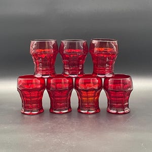 Ensemble exceptionnel de sept gobelets optiques en or et rubis de Bohême (vers 1880-1900)