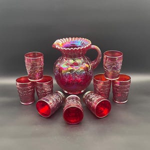 Jarra de cristal de carnaval rojo rubí Fenton de calidad museística con 9 vasos – Iridiscencia excepcional, juego completo poco común, mediados del siglo XX