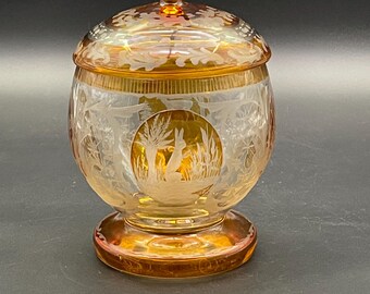 アンティークのボヘミアン琥珀彫刻入り蓋付き瓶（1855年頃）野生動物の