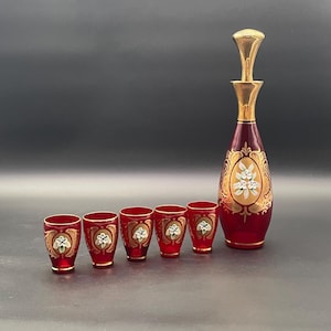 Böhmisches Dekanter-Set aus rubinrotem und goldfarbenem Emaille-Kristall, Tschechoslowakei, ca. 1950er Jahre