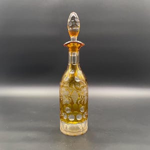 Rare carafe de Bohême (1850-1870) à décor ambré, lentilles optiques taillées en profondeur et gravure de vigne à la main – Qualité muséale