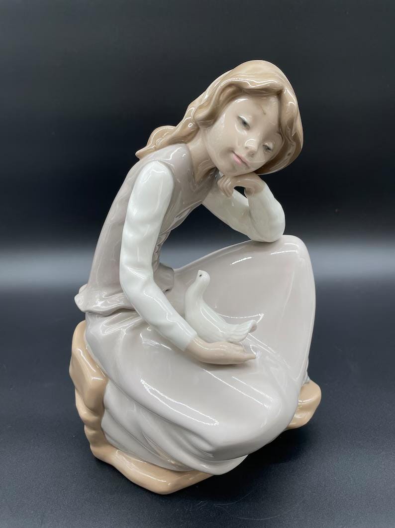 NAO 磁器人形 少女と鳩 パラソル 陶器 置物 NAO by リヤドロ「鳩を抱く少女」手作り磁器人形、スペイン、1981年