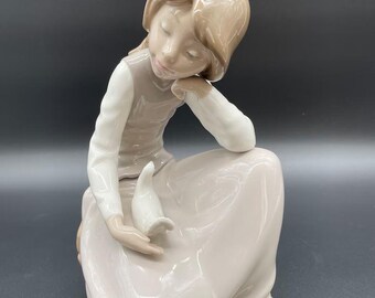 NAO リヤドロ　人形を抱く少女　スペイン製 NAO by リヤドロ「鳩を抱く少女」手作り磁器人形、スペイン、1981年